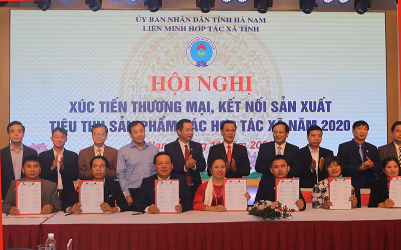 Các đại biểu ký bản ghi nhớ hợp tác giữa các đơn vị có nhu cầu kết nối sản xuất và tiêu thụ sản phẩm.