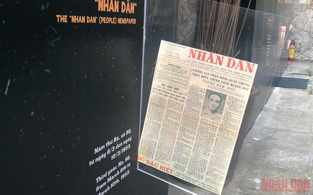 Báo Nhân Dân số ra năm 1953, được trưng bày bằng kẹp tài liệu tay kéo. Dấu ấn của Báo chí Cách mạng Việt Nam trong “Đứng lên và Cất tiếng” -0