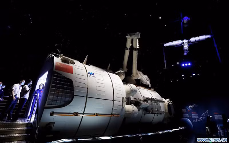 Hình ảnh mô hình mô-đun lõi trạm vũ trụ Tianhe của Trung Quốc được trưng bày tại Bảo tàng Thiên văn Thượng Hải ở miền đông Trung Quốc Thượng Hải, ngày 5/7/2021. Bảo tàng nằm trong Khu Thương mại Tự do Thí điểm Trung Quốc (Thượng Hải). Nó là một chi nhánh của Bảo tàng Khoa học và Công nghệ Thượng Hải. (Ảnh: Tân Hoa xã)