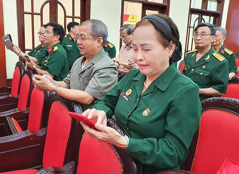 Hội viên Hội Truyền thống Trường Sơn - Đường Hồ Chí Minh Việt Nam nhắn tin hưởng ứng Chương trình tại buổi lễ Nhắn tin tri ân chiến sĩ Trường Sơn – Đường Hồ Chí Minh -0