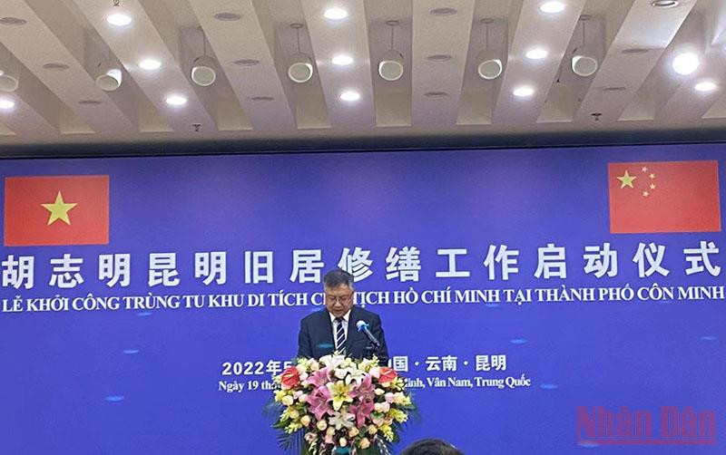 Phó Chủ nhiệm Ban Ngoại vụ tỉnh Vân Nam Hách Côn phát biểu tại buổi lễ. Trùng tu di tích nơi ở cũ của Chủ tịch Hồ Chí Minh tại Côn Minh, Trung Quốc -0