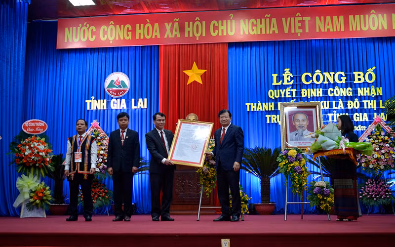 Phó Thủ tướng Trịnh Đình Dũng trao Quyết định của Thủ tướng Chính phủ công nhận TP Pleiku là đô thị loại một trực thuộc tỉnh Gia Lai.