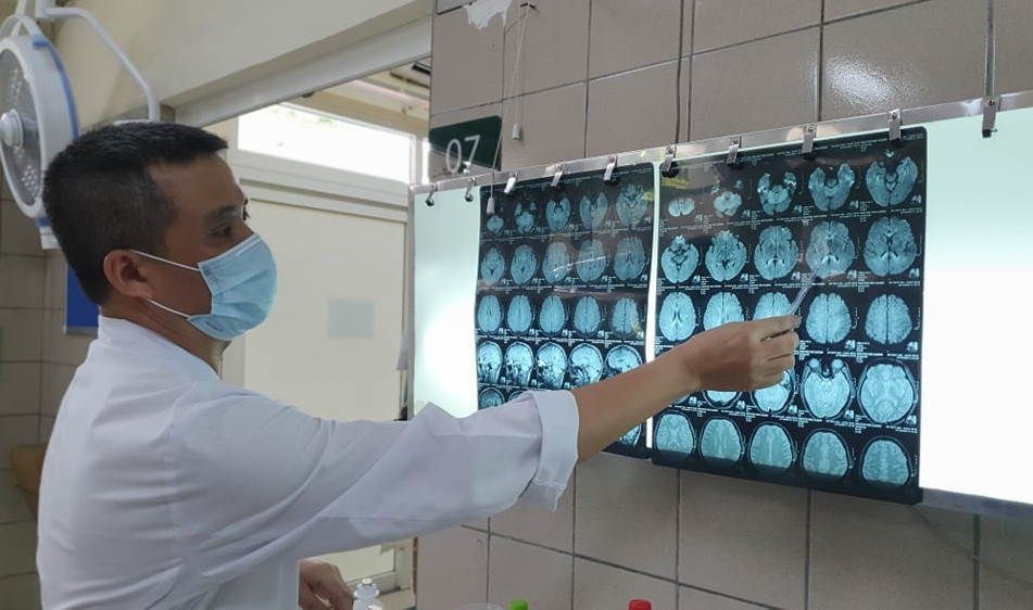 Phim chụp cộng hưởng từ cho thấy tổn thương não của các bệnh nhân này. Ghi nhận bảy ca ngộ độc thiếc đầu tiên tại Việt Nam, có ca tử vong -0