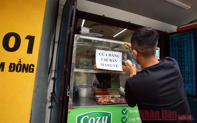 Cửa hàng ăn trên phố Nam Đồng (Hà Nội) treo biển chỉ bán mang về. (Ảnh: Đăng Anh) Bài 2: Huy động sức mạnh toàn dân chống dịch -0
