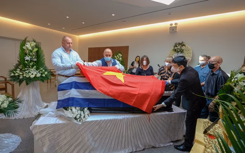 Linh cữu của Anh hùng Lực lượng vũ trang nhân dân Kostas Sarantidis Nguyễn Văn Lập được phủ quốc kỳ Hy Lạp và Việt Nam. (Ảnh do Đại sứ quán Việt Nam tại Hy Lạp cung cấp)