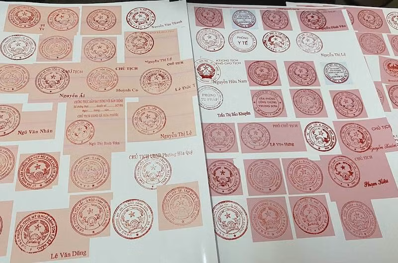 Khởi tố, bắt tạm giam hai đối tượng làm giả con dấu của nhiều cơ quan, tổ chức -0