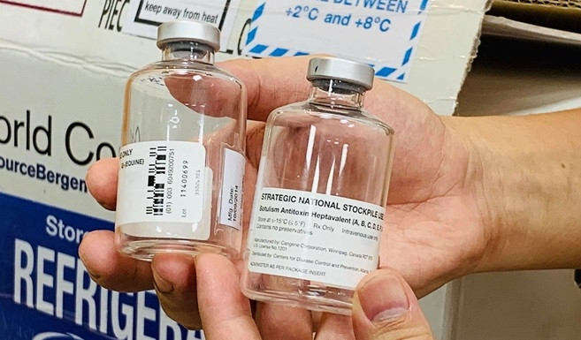 Hai lọ thuốc giải độc đặc hiệu Clostridium botulinum. Bệnh nhân ngộ độc nặng vì sử dụng sản phẩm Pate Minh Chay -0