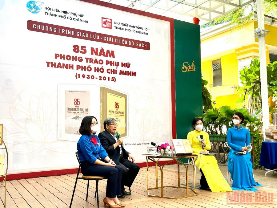 Giao lưu với các đại biểu trong buổi ra mắt bộ sách. Ra mắt bộ sách “85 năm phong trào phụ nữ Thành phố Hồ Chí Minh (1930 - 2015)” -0