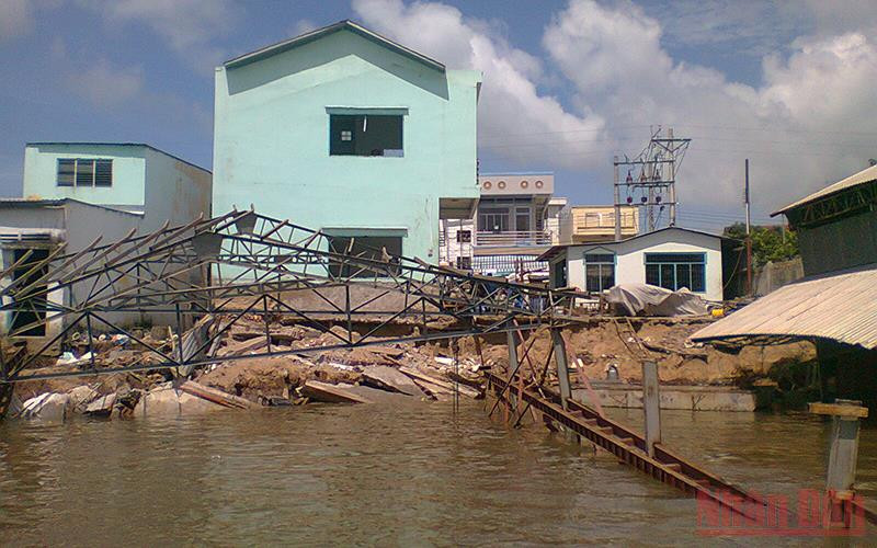 Sạt lở bờ sông Hậu.