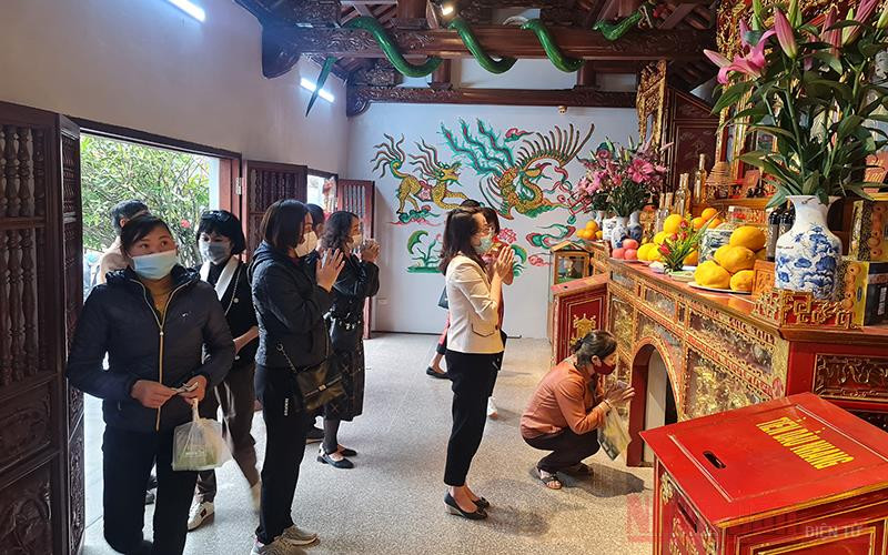 Người đi lễ ở Phủ Dầy đều đeo khẩu trang phòng dịch. Nam Định đóng cửa chợ Viềng bảo đảm phòng chống dịch -0