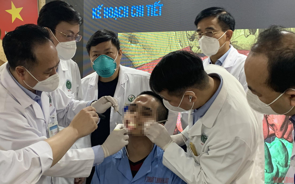Bệnh nhân được hội chẩn kỹ lưỡng trước khi tiến hành cuộc phẫu thuật. Một cuộc phẫu thuật, giải quyết 2 bệnh lý phức tạp -0