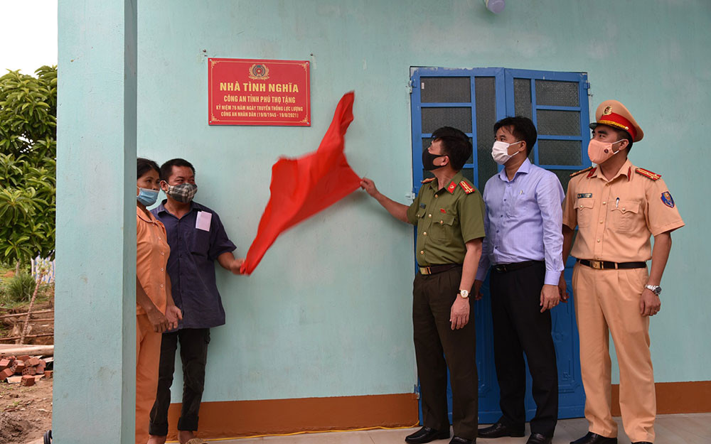 Công an tỉnh Phú Thọ tặng nhà tình nghĩa cho gia đình anh Ngọc Văn Năng, khu Mang Bão, xã Tân Minh, huyện Thanh Sơn. Ươm “mầm xanh” từ những điều giản dị -0