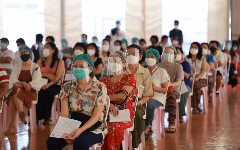 Người dân chờ tiêm vaccine ngừa Covid-19 tại Yangon, Myanmar, ngày 1/9/2021. (Ảnh: THX/TTXVN)