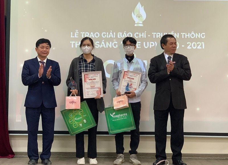 PGS, TS Phạm Minh Sơn - Giám đốc Học viện Báo chí và Tuyên truyền và nhà báo Lê Thọ Bình - Phó chủ tịch kiêm Tổng Thư ký Hội Truyền thông số Việt Nam trao giải A cho các tác giả, nhóm tác giả đoạt giải. (Ảnh: BTC) Chiến dịch truyền thông “Học Bác lòng ta trong sáng hơn” giành giải đặc biệt Giải Báo chí - Truyền thông Thắp sáng 2020-2021 -0