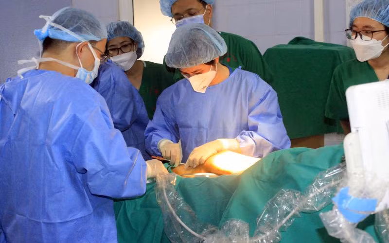 Các bác sĩ can thiệp cho bệnh nhân.