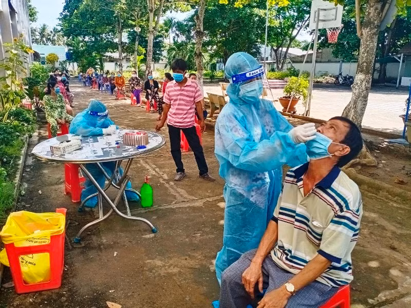 Lấy mẫu test nhanh cho những người trong khu vực có ca nhiễm SARS-CoV-2.