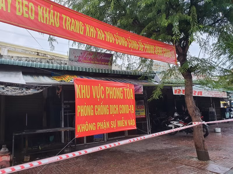 Lực lượng chức năng tiến hành phong tỏa Chợ Cũ vào lúc 17 giờ chiều nay, 30-6.