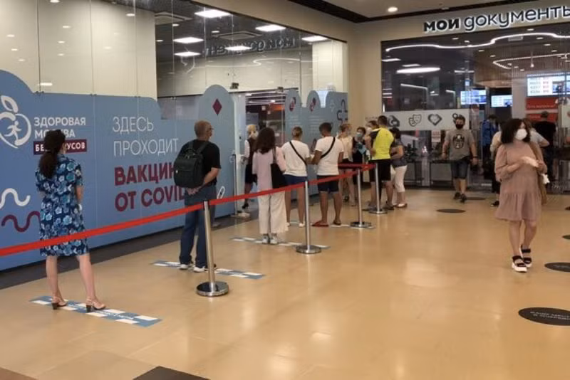 Người dân Moskva xếp hàng chờ tiêm chủng (Nguồn ảnh: Moskva 24) 