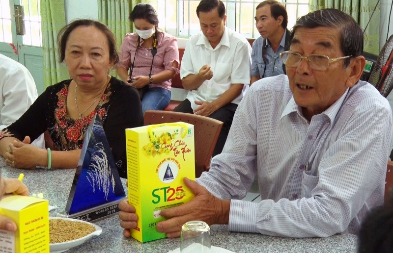 Anh hùng Lao động Hồ Quang Cua và nhóm nghiên cứu giới thiệu về gạo ST25.