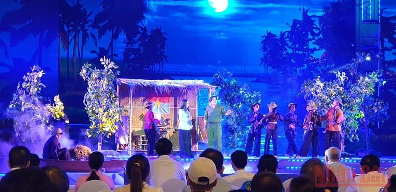 Hai Nghệ sĩ Nhân dân Thanh Ngân-Trọng Hữu trình bày bài ca cổ Dệt chặng đường xuân. Thành phố Hồ Chí Minh tổ chức chương trình nghệ thuật Đảng là niềm tin tất thắng -0