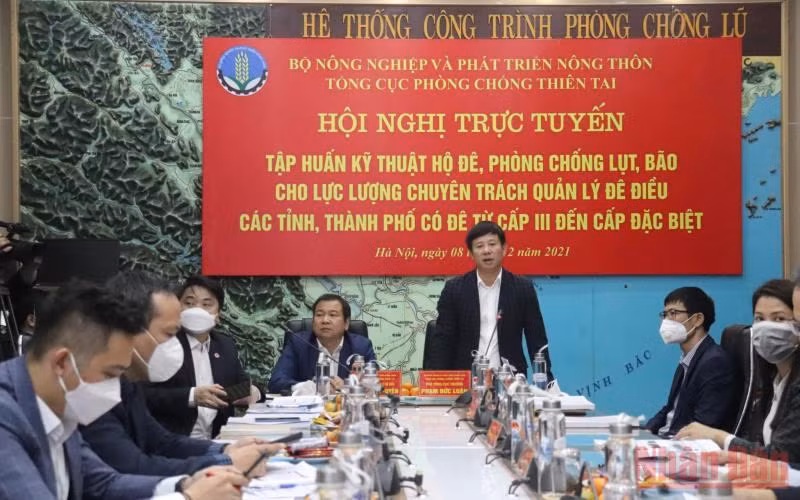 Hội nghị "Tập huấn kỹ thuật hộ đê, phòng chống lụt bão cho lực lượng chuyên trách bảo vệ đê điều tại các tỉnh, thành phố có đê từ cấp III đến cấp đặc biệt, ngày 8/12.