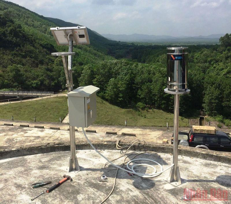 Lắp đặt một trạm đo mưa tự động Vrain trên địa bàn huyện Nam Đông, tỉnh Thừa Thiên Huế. (Ảnh: TB) Thừa Thiên Huế tiếp 11 trạm đo mưa tự động phòng, chống thiên tai -0