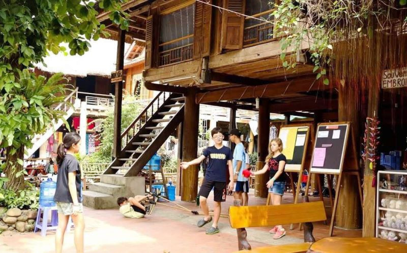 Khách du lịch tham quan bản Lác (huyện Mai Châu, tỉnh Hòa Bình). Giải pháp hiện thực hóa hai chương trình mục tiêu quốc gia (bài 2) -0