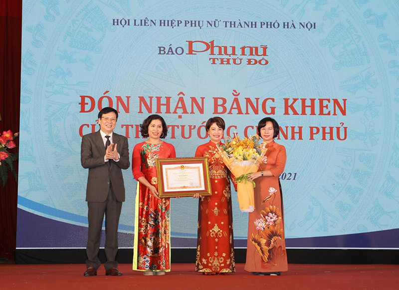 Đại diện Ban biên tập Báo Phụ nữ Thủ đô đón nhận Bằng khen của Thủ tướng Chính phủ. Báo Phụ nữ Thủ đô ra mắt báo điện tử và đón nhận Bằng khen của Thủ tướng Chính phủ -0