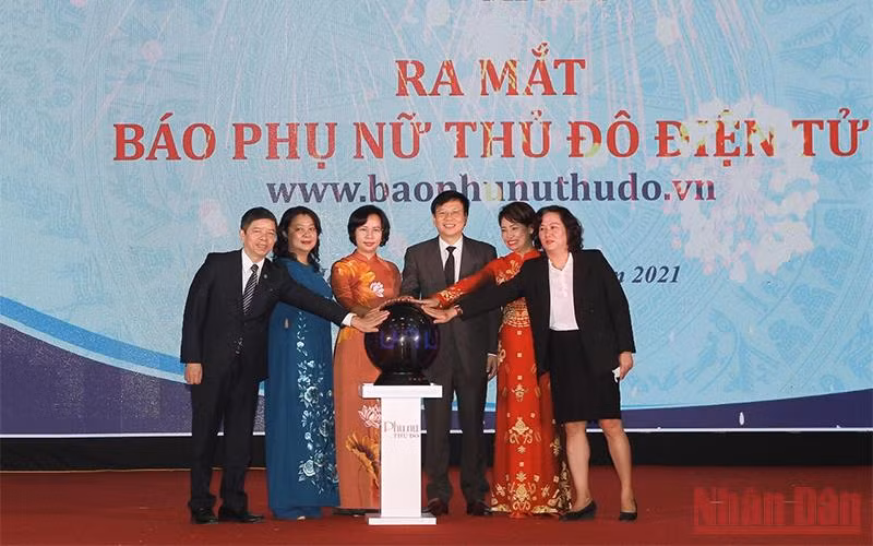 Các đại biểu thực hiện nghi thức bấm nút ra mắt báo Phụ nữ Thủ đô điện tử.