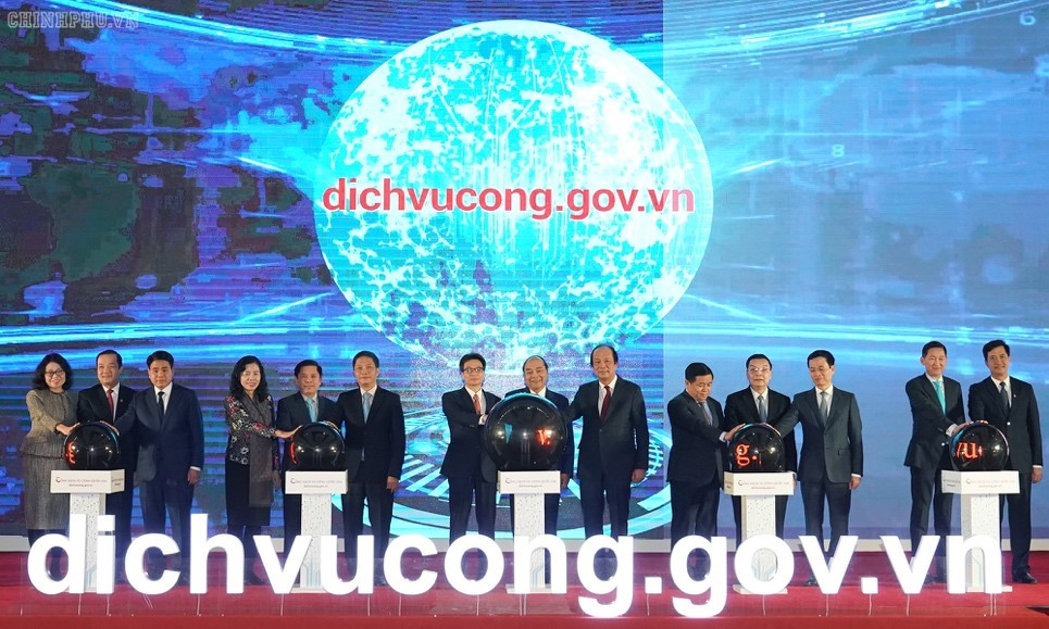 Thủ tướng Chính phủ Nguyễn Xuân Phúc và các đại biểu khai trương Cổng DVCQG ngày 9-12-2019