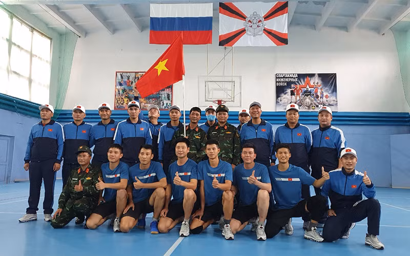 Đội tuyển Công binh Việt Nam giành Cúp vàng bóng chuyền trong khuôn khổ Army Games 2020. Ảnh: TUẤN LỰC.