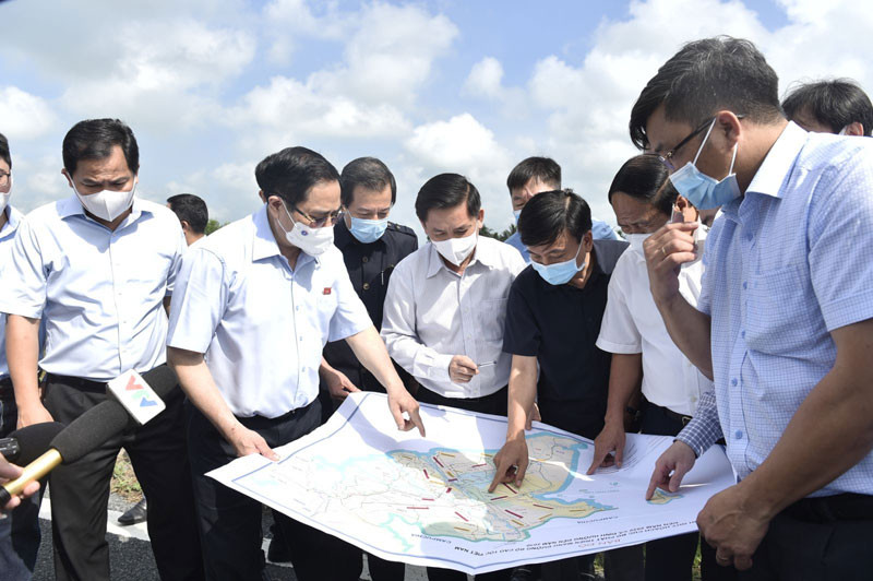 Thủ tướng Phạm Minh Chính khảo sát hướng tuyến một dự án cao tốc tại phía nam. (Ảnh: Chinhphu.vn) Hết lòng, hết sức vì đất nước, vì nhân dân -0
