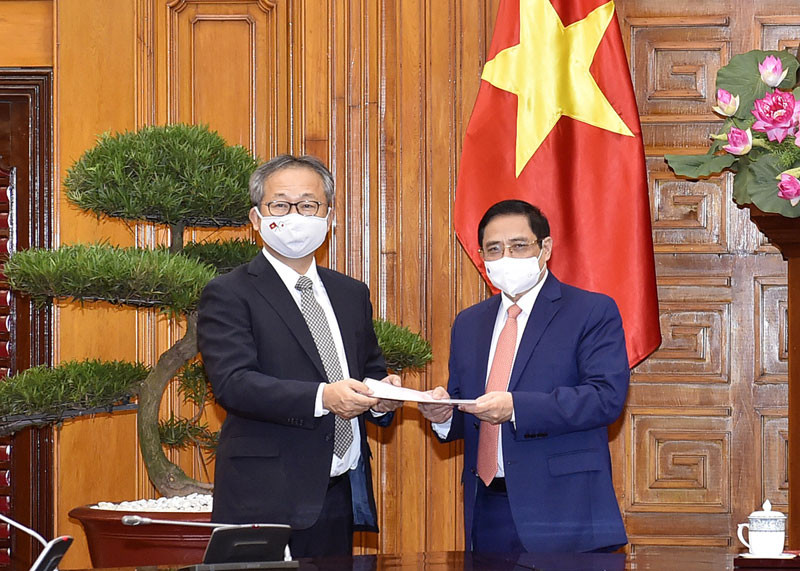 Ngày 15/6, Đại sứ Nhật Bản chuyển thông điệp của Thủ tướng Nhật Bản Suga Yoshihide gửi Thủ tướng Chính phủ Phạm Minh Chính về việc Chính phủ Nhật Bản quyết định hỗ trợ Việt Nam 1 triệu liều vaccine để phòng chống dịch Covid-19. (Ảnh: Chinhphu.vn) Hết lòng, hết sức vì đất nước, vì nhân dân -0
