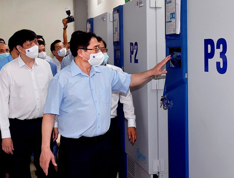 Thủ tướng Phạm Minh Chính thăm khu vực kho lạnh của Viện Vệ sinh dịch tễ Trung ương bảo quản vaccine Sputnik-V, ngày 24/6. (Ảnh: Chinhphu.vn) Hết lòng, hết sức vì đất nước, vì nhân dân -0