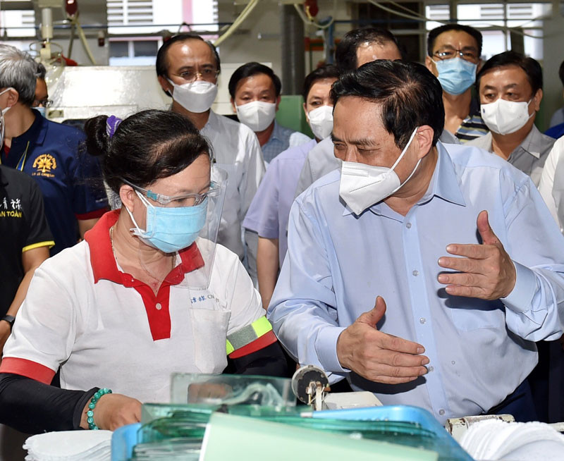 Ngày 10/7, Thủ tướng thăm hỏi công việc sản xuất, chế độ ăn nghỉ của công nhân tại một cơ sở sản xuất kinh doanh tại Long An. (Ảnh: Chinhphu.vn) Hết lòng, hết sức vì đất nước, vì nhân dân -0