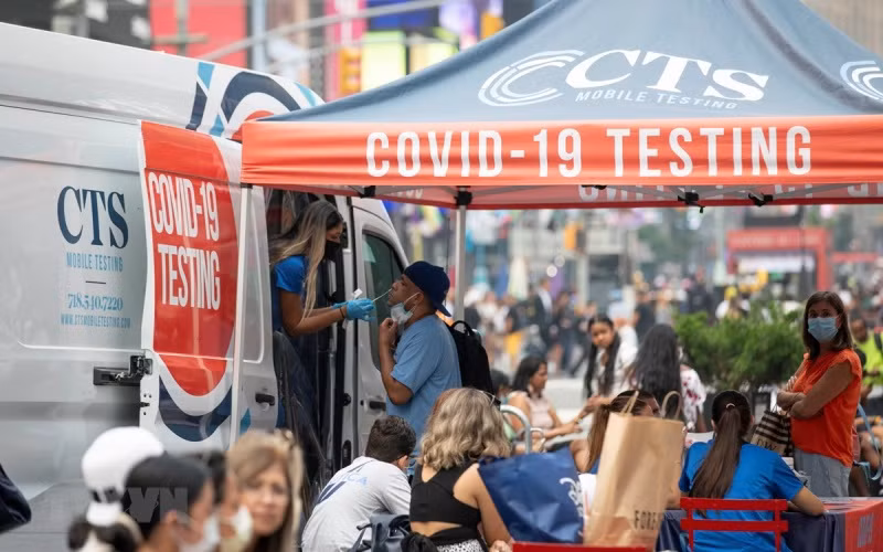Nhân viên y tế lấy mẫu xét nghiệm COVID-19 tại một điểm xét nghiệm lưu động trên quảng trường Thời Đại ở New York, Mỹ, ngày 20/7.