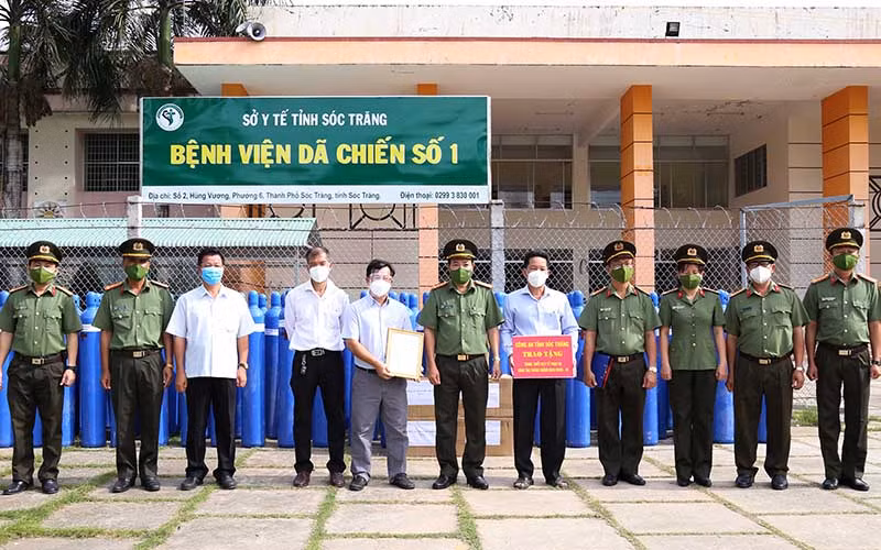 Công an tỉnh Sóc Trăng trao tặng trang thiết bị y tế cho Bệnh viện dã chiến số 1 và Bệnh viện 30/4.