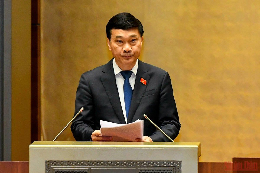 Chủ nhiệm Ủy ban Kinh tế của Quốc hội Vũ Hồng Thanh trình bày Báo cáo thẩm tra dự án Luật Dầu khí (sửa đổi). (Ảnh: LINH KHOA) Dỡ bỏ rào cản, cải thiện môi trường đầu tư trong lĩnh vực dầu khí -0