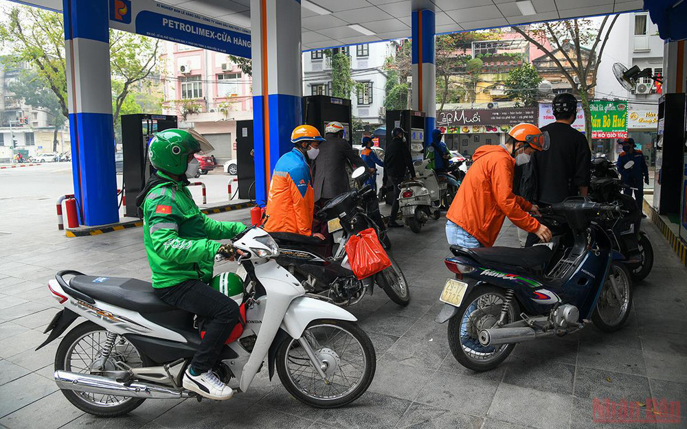Từ 15 giờ chiều nay, xăng RON 95 tăng hơn 1.500 đồng/lít