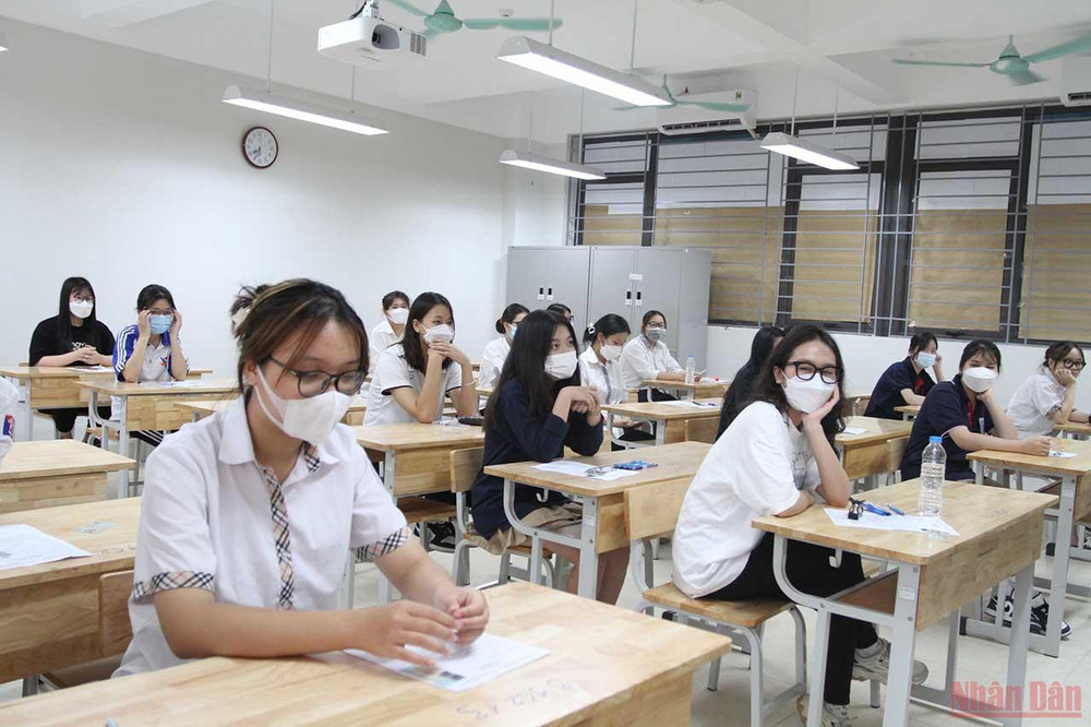 Các thí sinh trước giờ làm bài thi Ngữ văn. Các điểm thi đều bố trí nơi bảo quản vật dụng của thí sinh cách phòng thi tối thiểu 25m -0