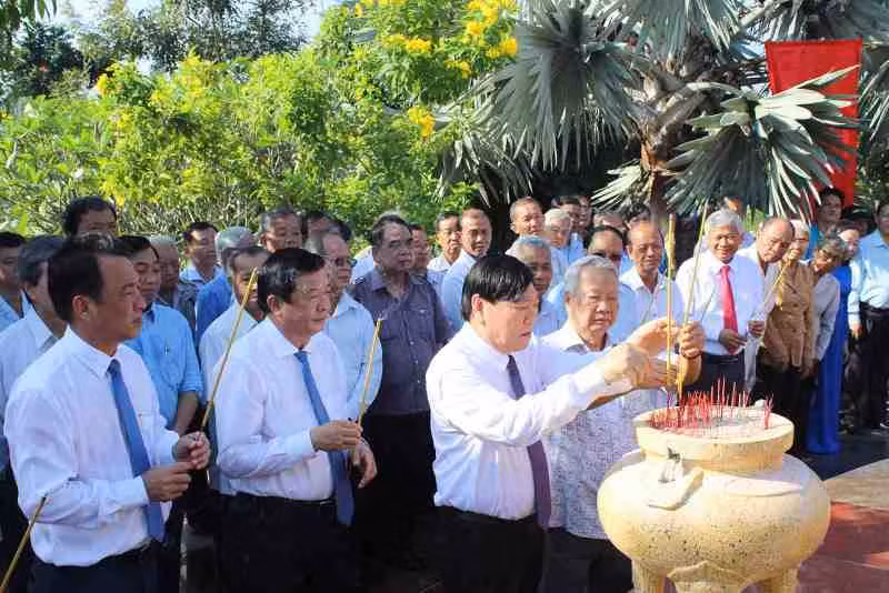 Các đại biểu dâng hương tại Bia lưu niệm Nam Kỳ khởi nghĩa tại huyện Vũng Liêm, tỉnh Vĩnh Long.
