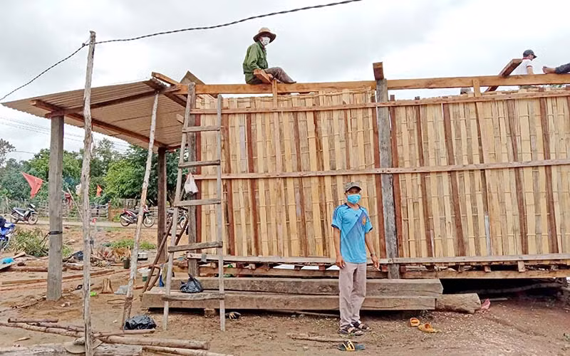 Lực lượng chức năng hỗ trợ người dân xã Chư Krêy, huyện Kông Chro sửa chữa nhà ở bị tốc mái.