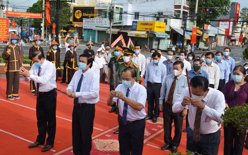 Ủy viên T.Ư Đảng, Bí thư Tỉnh ủy Tiền Giang Nguyễn Văn Danh làm trưởng đoàn đã đến thắp hương tại Tượng đài Trương Định.