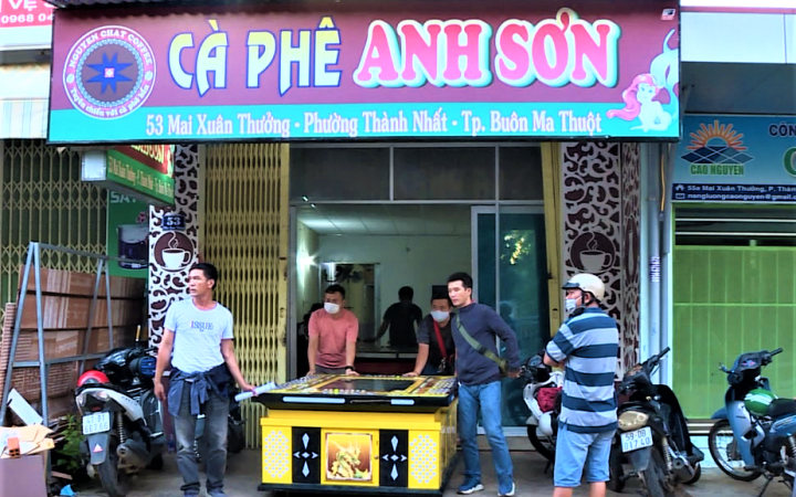 Công an thành phố Buôn Ma Thuột thu giữ 10 chiếc máy Game bắn cá để xử lý theo quy định của pháp luật. Núp bóng quán cà-phê để tổ chức chơi game bắn cá ăn tiền -0