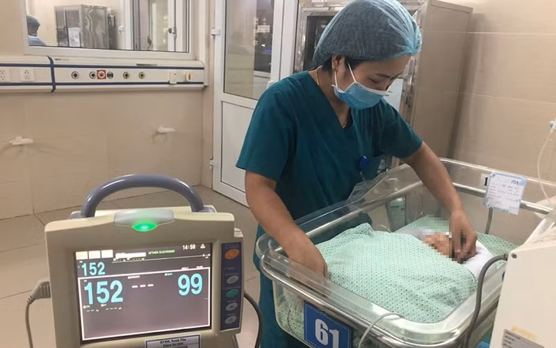 Các bác sĩ đang chăm sóc tích cực cho trẻ sơ sinh. (Ảnh: BVCC)