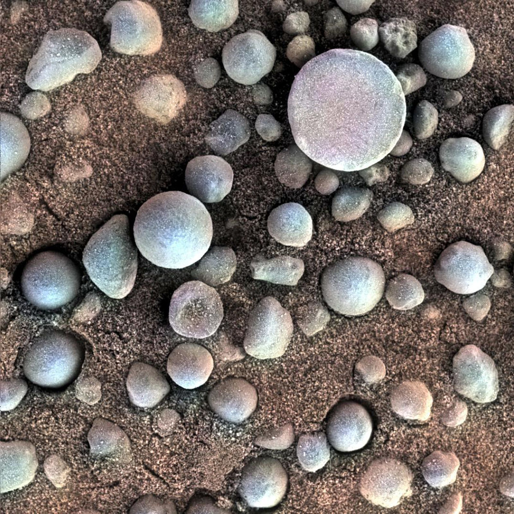 Những viên đá nhỏ, giàu hematit này nằm gần miệng núi lửa Fram, được tàu thăm dò Opportunity của NASA chụp vào tháng 4-2004. Khu vực được hiển thị có chiều ngang 3 cm. Những khoáng chất này cho thấy sao Hỏa từng có nhiều nước. Ảnh: NASA. Những bức ảnh đẹp nhất về sao Hỏa -0
