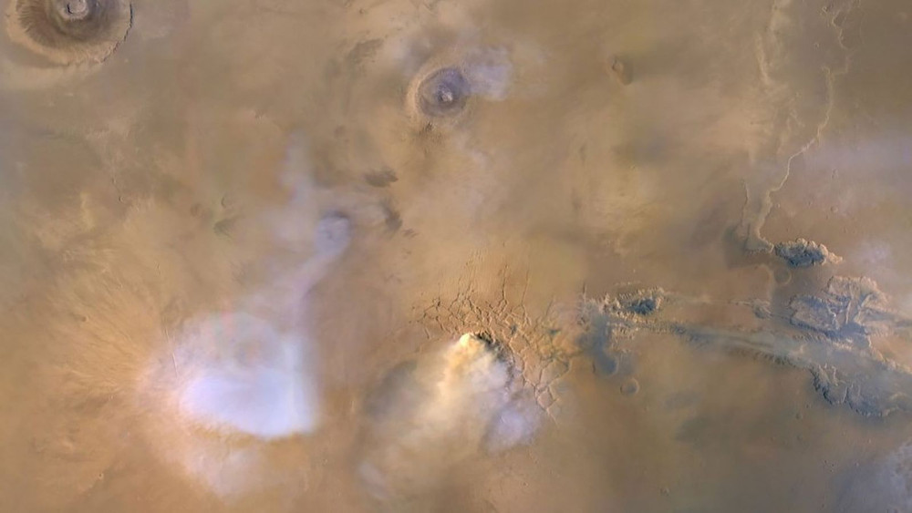 Đám mây giữa bức ảnh này là một tháp bụi được tàu thám hiểm quỹ đạo Reconnaissance Orbiter chụp vào năm 2010. Mây trắng xanh là hơi nước. Ảnh: NASA. Những bức ảnh đẹp nhất về sao Hỏa -0