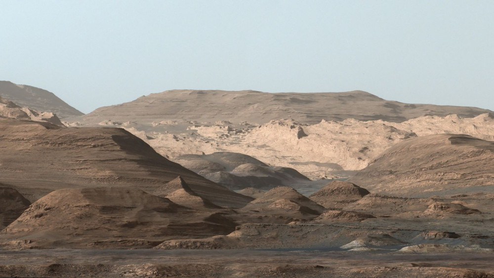 Hình ảnh về các vùng cao hơn của núi Sharp được tàu thám hiểm Curiosity của NASA chụp vào tháng 9-2015. Ở phía trước mặt là một rặng núi dài đầy hematit. Ngay phía xa hơn là một đồng bằng nhấp nhô giàu khoáng chất đất sét. Và xa hơn nữa là vô số ụ đất tròn chứa nhiều khoáng chất sunfat. Sự thay đổi về khoáng vật trong các lớp này cho thấy môi trường thay đổi ở sao Hỏa thời kỳ đầu, mặc dù tất cả đều liên quan đến việc tiếp xúc với nước hàng tỷ năm trước. Ảnh: NASA. Những bức ảnh đẹp nhất về sao Hỏa -0