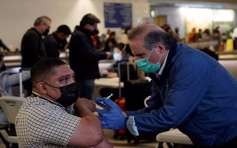 Làn sóng Omicron cho thấy các loại vaccine vẫn có thể bảo vệ người dân khỏi nguy cơ mắc bệnh nặng và tử vong ngay cả khi các biến thể mới xuất hiện. (Ảnh: Reuters)