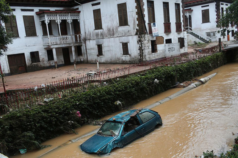 Ô-tô trôi trên sông sau khi mưa lớn xuất hiện tại Petropolis, ngày 16/2. (Ảnh: Reuters) Brazil -0